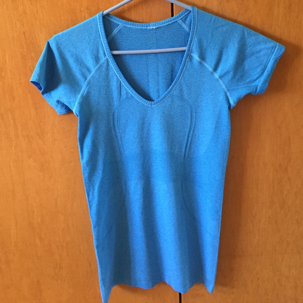 Lululemon Run swiftly V-neck tech tee, size 4
